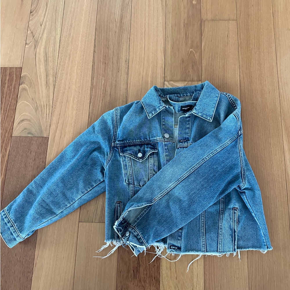 Raw cropped denim jacket in great condition. Perfect for the classic fall look.